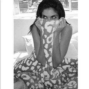 *SOLD ON Ⓜ️* VS PINK Snow Leopard Sherpa Blanket